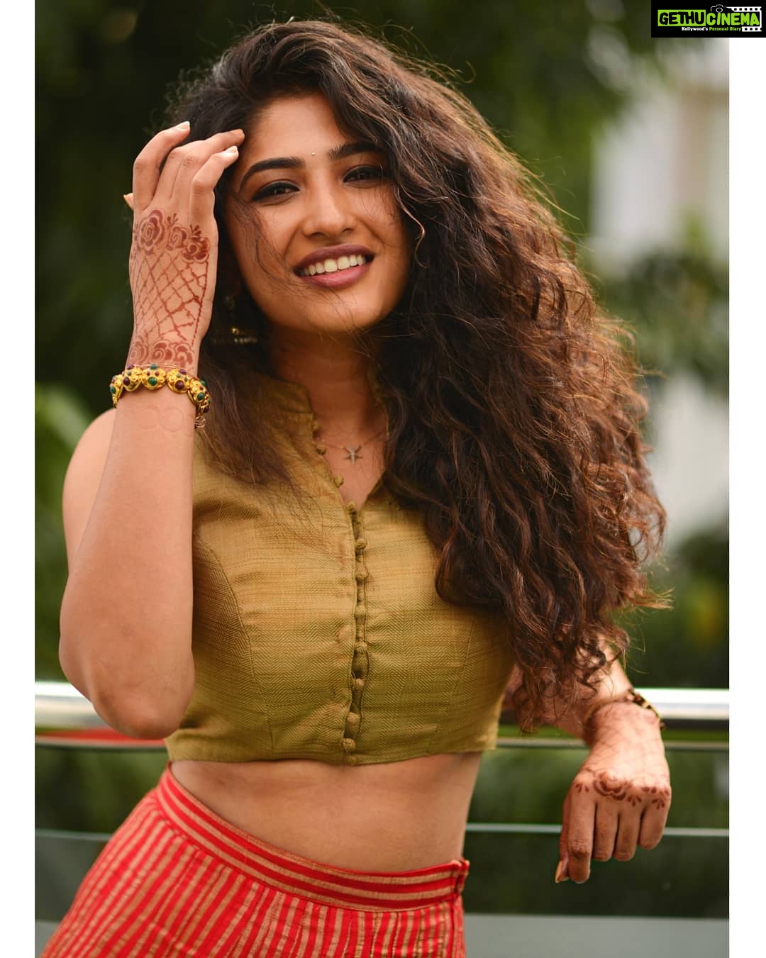 Roshni Prakash Instagram - Smiling at life. ❤️🐻 📸 : @pk_views