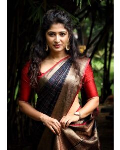 Roshni Prakash Instagram - Wore mom's saree with love for the Audio release of JADA. Was such a delight to be present on the stage with amazing people from the industry. Movie releasing on Dec 6th at the theatres near you. ❤️ #jada #jadafromdec6th Prasad Lab Vadapalani