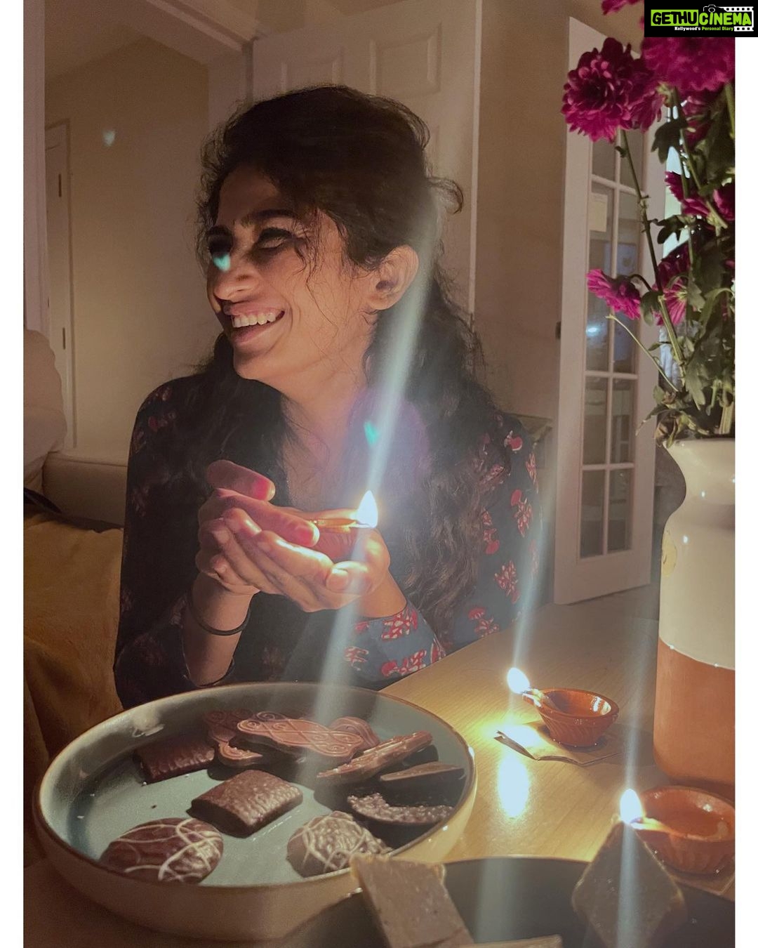 Roshni Prakash Instagram - Lighten the life, illuminate the happiness, burn the sorrows, make chocolaty every relation. . May this joyful spirit of Diwali enter your home and fill it with happy moments. 🪔✨HAPPY DEEPAVALI ✨🪔 P.S : Diyas showering love in the shape of love. This festival was truly special. 🫶 #itsstilldiwalihere London, United Kingdom