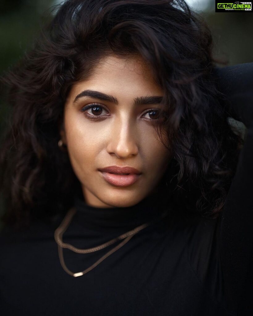 Roshni Prakash Instagram - Fluent in brown eyes. 🕸️