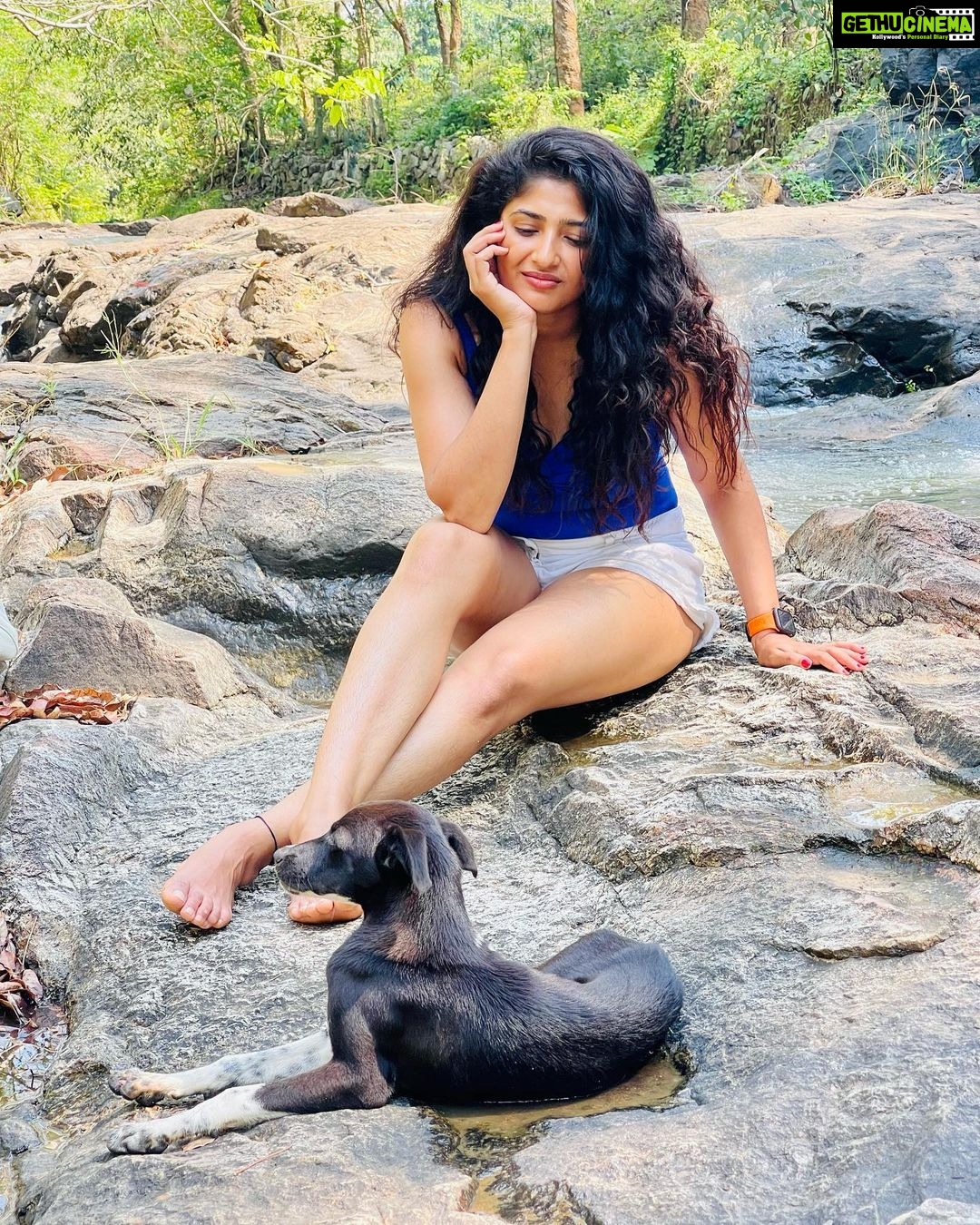 Roshni Prakash Instagram - Life recently ☀️🐚🏝️ Pic 1 : A thirst to explore lead me to this place. Absolute bliss. 📍Somewhere between Nagercoil and Keeriparai. Pic 2 : Post pack up on our way to the hotel, decided to play with tides. Best decision ever. Pic 3 : My pretty amma was my home away from home. ❤️ Pic 4 , 5 , 6 : Made some new friends. Meet Rudra, Charvi and Maha. What beautiful eyes man! Pic 7 : Rudra showed me where & how to chill like a boss. Pic 8 : Tanned and happy. I blame the beach. Pic 9 : Woke up at 4 am on my only off day to witness this. Worth it. ✨ Pic 10 : Kanyakumari serving me with insane sunset views. I’m sold. 🫶 Kanyakumari-கன்னியாகுமரி