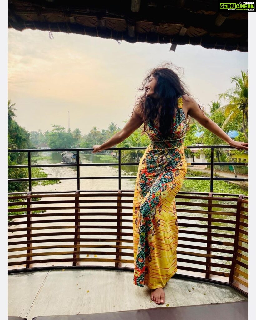 Roshni Prakash Instagram - Ee naadu adipoli. 🌴🛶🫶 Kumarakom, Kerala