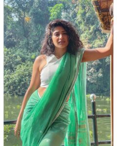 Roshni Prakash Instagram - Alexa, play “Nenjinile Nenjinile.” 🌴