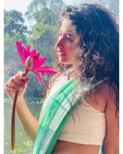 Roshni Prakash Instagram - Alexa, play “Nenjinile Nenjinile.” 🌴