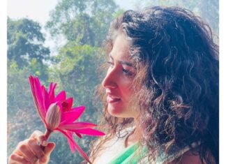 Roshni Prakash Instagram - Alexa, play “Nenjinile Nenjinile.” 🌴 Kumarakom, Kerala