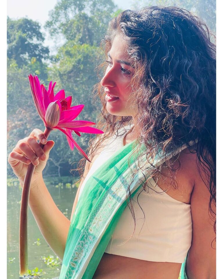Roshni Prakash Instagram - Alexa, play “Nenjinile Nenjinile.” 🌴 Kumarakom, Kerala