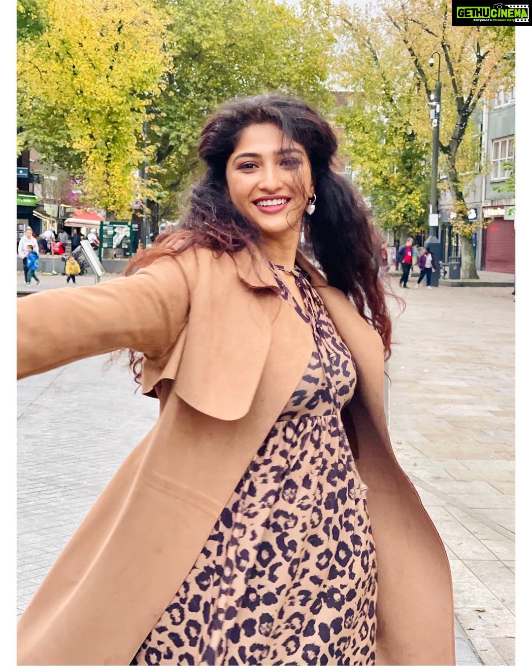 Roshni Prakash Instagram - And I think to myself, what a wonderful world. 🫶✨ London, United Kingdom