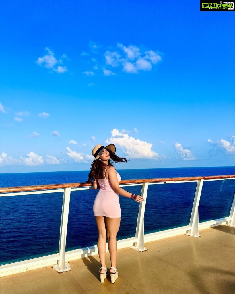 Roshni Walia Instagram - Let your confidence shine ✨ 💓🔚