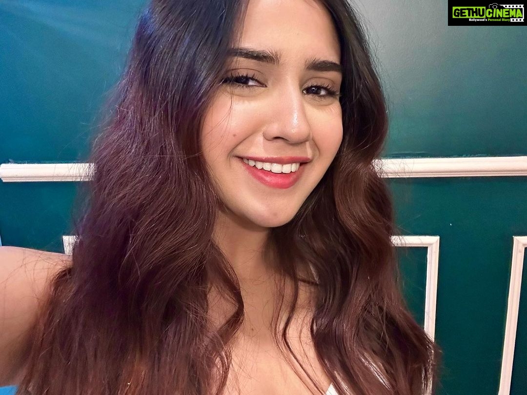 Roshni Walia Instagram - Roshni being goofy in between her shots 🤪🧿❤️🔚 India