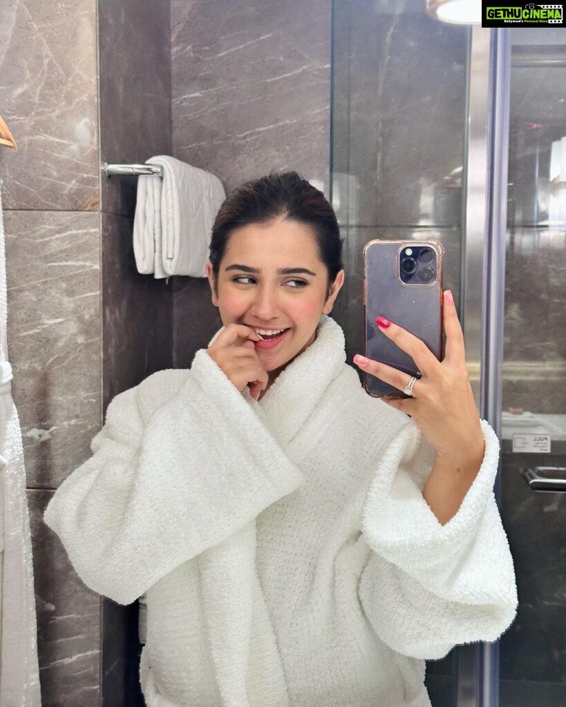 Roshni Walia Instagram - Five star hotel mein robe mein rehna is a must 🤪🔚 Taj Mahal, New Delhi
