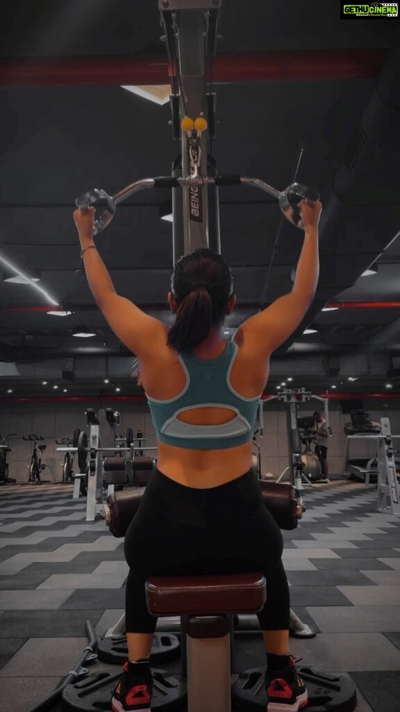 Roshni Walia Instagram - Back day 🥹 . . . . . . #workout #gym #backday #explore #foryou #girlsworkout #gymday #workoutoftheday #routine #roshniwalia #gymreels 🔚