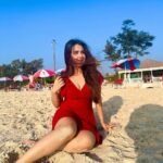 Roshni Walia Instagram - Let me tell you something I do whenever I go to the beach 🏝️I look at the beautiful sea and thank the universe. It makes me feel grounded and it comes from my heart ❤️ also it makes me feel I’m genuinely being heard and then every time I go back to the beach I’ll always have some or the other reason to be grateful ❤️ remember some people are paying and working hard so that maybe one day they could live the dream you are already living So always be grateful 🥰🦋🧿🔚