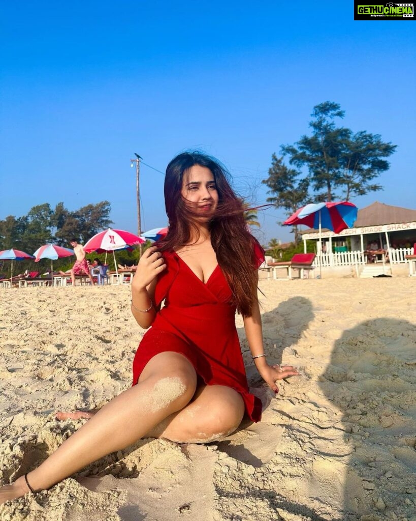 Roshni Walia Instagram - Let me tell you something I do whenever I go to the beach 🏝️I look at the beautiful sea and thank the universe. It makes me feel grounded and it comes from my heart ❤️ also it makes me feel I’m genuinely being heard and then every time I go back to the beach I’ll always have some or the other reason to be grateful ❤️ remember some people are paying and working hard so that maybe one day they could live the dream you are already living So always be grateful 🥰🦋🧿🔚