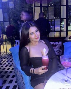 Roshni Walia Instagram - POV - you are out for dinner with me 🥰✨🔚 India