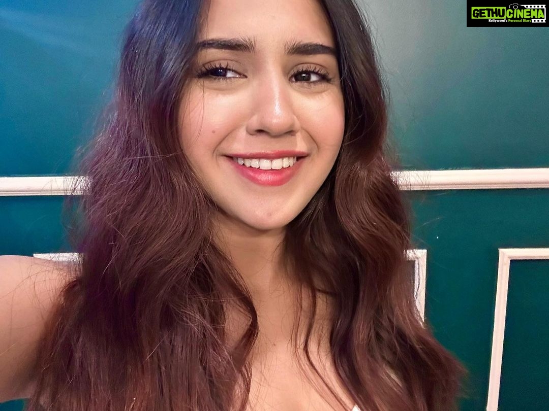 Roshni Walia Instagram - Roshni being goofy in between her shots 🤪🧿❤️🔚 India