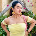 Roshni Walia Instagram - Gimme love 💛🔚 India