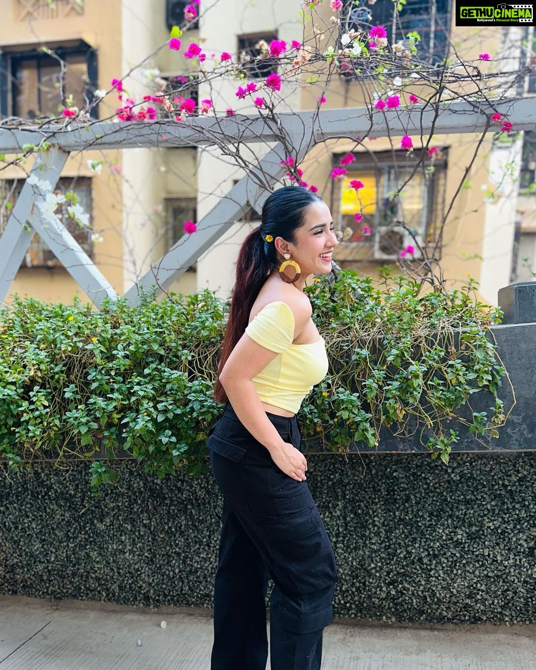 Roshni Walia Instagram - Gimme love 💛🔚 India - Gethu Cinema