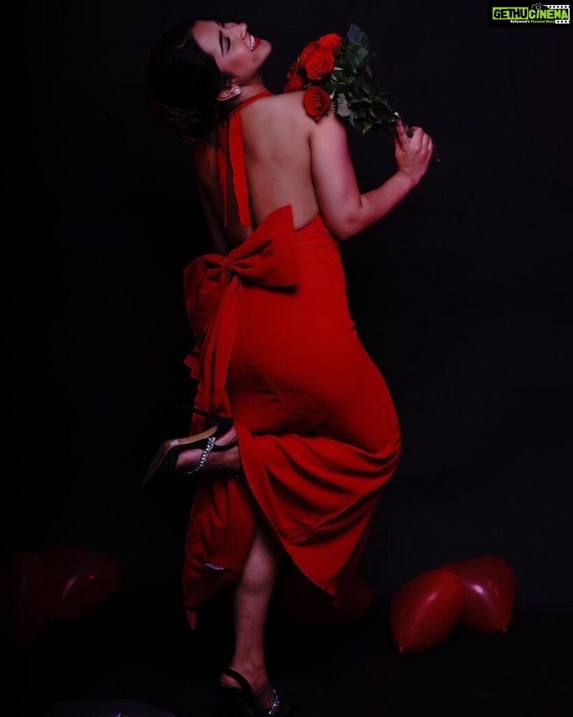 Roshni Walia Instagram - Happy Valentine’s Day ❤️🥰❤️ . . . . 💃- @the_clothingfactory @zaamo.official 📍 @madstudioofficial 📷 @ronakza143 . . #red #reddress #valentines #roshniwalia #roses #ootd #potd ✨🔚