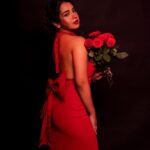 Roshni Walia Instagram - Happy Valentine’s Day ❤️🥰❤️ . . . . 💃- @the_clothingfactory @zaamo.official 📍 @madstudioofficial 📷 @ronakza143 . . #red #reddress #valentines #roshniwalia #roses #ootd #potd ✨🔚