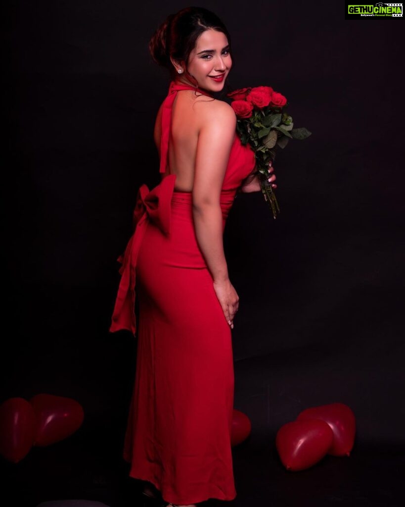 Roshni Walia Instagram - Happy Valentine’s Day ❤️🥰❤️ . . . . 💃- @the_clothingfactory @zaamo.official 📍 @madstudioofficial 📷 @ronakza143 . . #red #reddress #valentines #roshniwalia #roses #ootd #potd ✨🔚