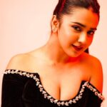 Roshni Walia Instagram - Feelin pretty ✨🔚