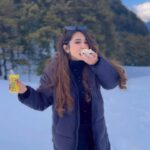 Roshni Walia Instagram - DIY Baraf ka gola 🤣 . . . . . #reels #snow #trending #trendingreels #explore #roshniwalia #frooti #diy #barafkagola #cute #candid ✨🔚