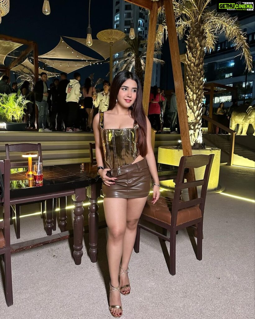 Roshni Walia Instagram - Touched by gold… . . . . #ootd #outfit #fit #aboutlastnight #fashion #style #explore #roshniwalia ✨🔚 Worli Seaface