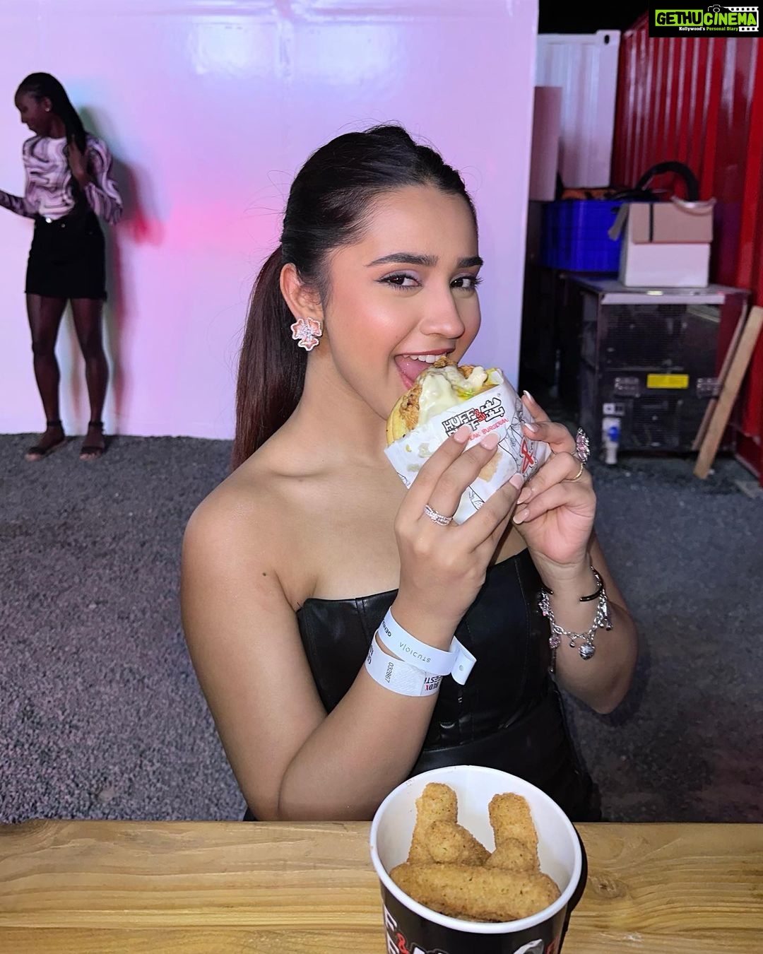 Roshni Walia Instagram - Good food with good view ;) . . . . . . . #burgers #burgersandfries #food #cute #yummy #dubai #dubailife #travel ✨🔚 Dubai Marina, Dubai