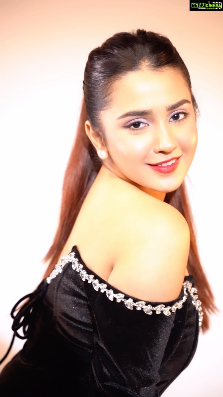 Roshni Walia Instagram - 🖤🖤 : : : : : : : #reel #reels #reelkarofeelkaro #reelitfeelit #shessocool #cute #ootd #potd #bebo #roshniwalia 🖤🔚