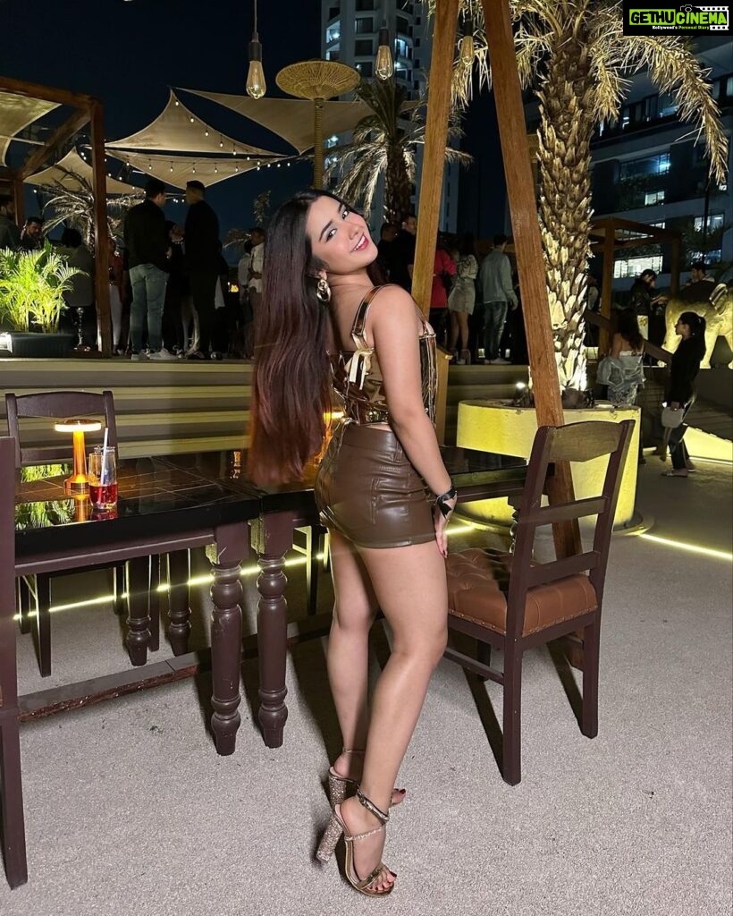 Roshni Walia Instagram - Touched by gold… . . . . #ootd #outfit #fit #aboutlastnight #fashion #style #explore #roshniwalia ✨🔚 Worli Seaface