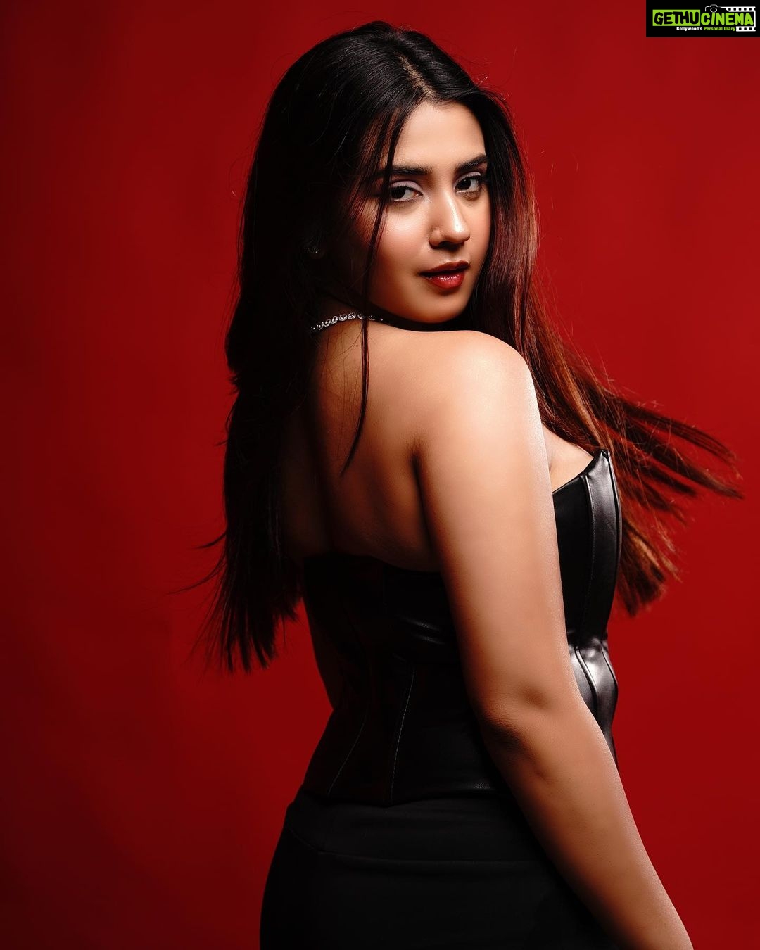 Roshni Walia Instagram - Dark paradise 🖤🔚
