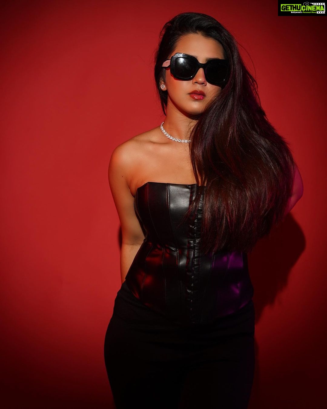 Roshni Walia Instagram - Kaun hai yeh jisne dobara mudke mughe Nahi dekha ? . . . . . #ootd #fit #prada #fashion #explore #insta #roshniwalia #black ✨🔚