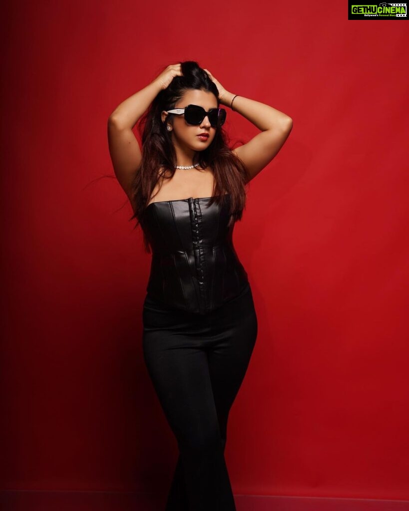 Roshni Walia Instagram - Kaun hai yeh jisne dobara mudke mughe Nahi dekha ? . . . . . #ootd #fit #prada #fashion #explore #insta #roshniwalia #black ✨🔚