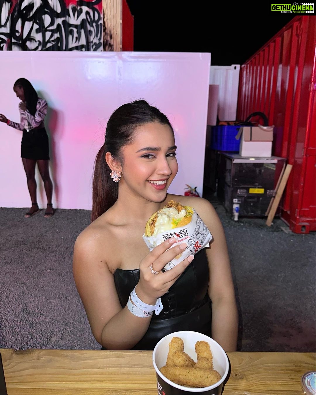 Roshni Walia Instagram - Good food with good view ;) . . . . . . . #burgers #burgersandfries #food #cute #yummy #dubai #dubailife #travel ✨🔚 Dubai Marina, Dubai