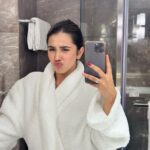Roshni Walia Instagram - Five star hotel mein robe mein rehna is a must 🤪🔚 Taj Mahal, New Delhi