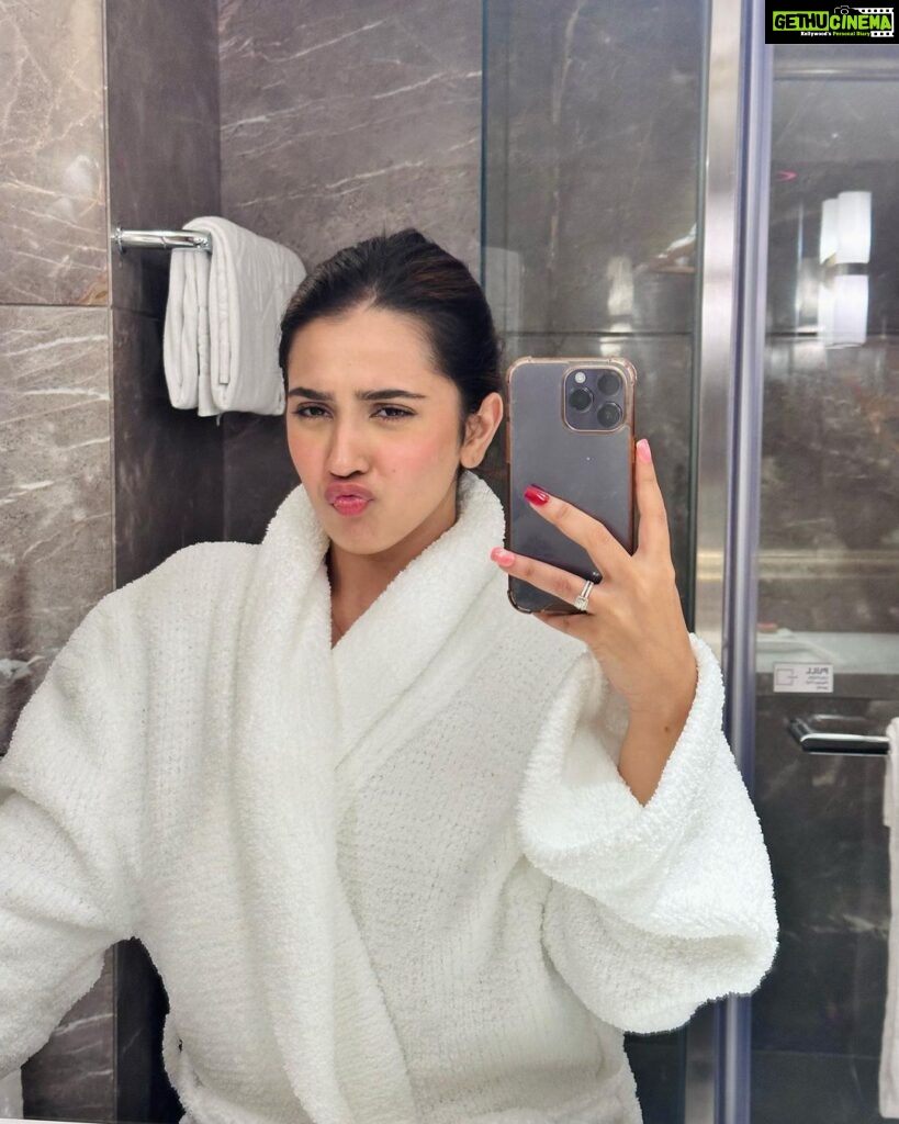 Roshni Walia Instagram - Five star hotel mein robe mein rehna is a must 🤪🔚 Taj Mahal, New Delhi