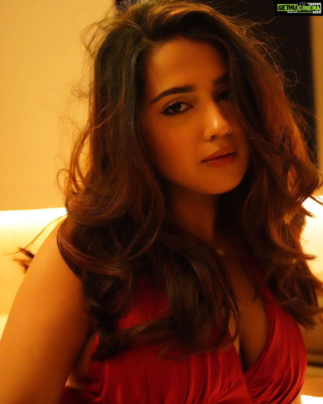 Roshni Walia Instagram - Just me and my energy ✨🔚 India