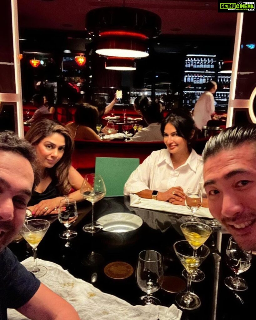 Rubina Bajwa Instagram - 4.0 Group 🥂❤️ #friends Grand Majestic Sichuan