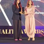 Ruhi Chaturvedi Instagram - Kisnai socha tha ki "Woh ladki jo school mai kabhi kisi se baat nahi karti thi" "Hamesha under confident , shy, aur sab se last row mai khadi rahanai wali" . Aaj stage pe @iamsonalibendre se award jeetegi ✨️ . Popular Choice Negative Lead ❤️‍🔥 . . . . Dream Do Come True 💕 . . . . #God'sfavchild #blessed #manifestationmagic
