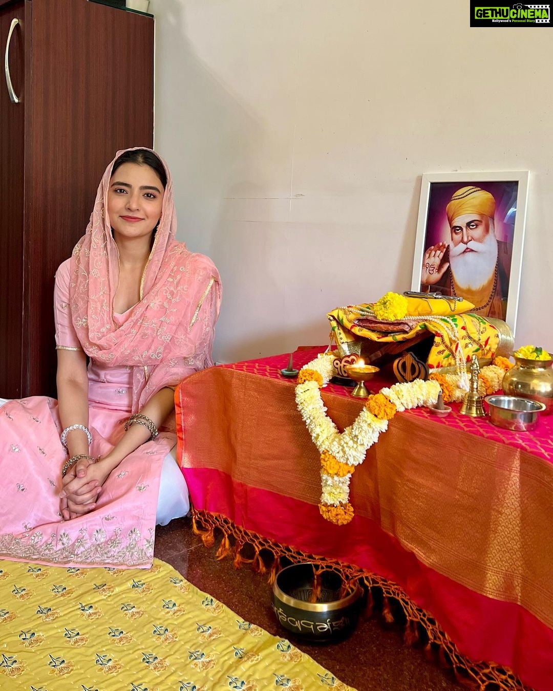 Rukshar Dhillon Instagram - Gurupurab Diyaan Lakh Lakh Vadaiyaan✨ Kept Paath and Langar for the first time in my own house in bombay. Thanks to all these lovely people to come & celebrate this beautiful day. One of your happiest baccha today Wahe Guru. Shukr mere daata🙏🏻♥️ Satnam Wahe Guru🙏🏻 #gurpurab #gurunanakdevji #gurunanakjayanti #langar #sewa #love #light #blessed