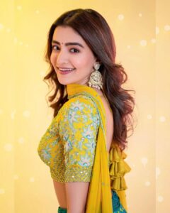 Rukshar Dhillon Instagram - 1.Strike a pose 💁🏼‍♀️
2.Did someone say ladoo😃

@pranil_chintewar @talashahyderabad @bhargavikallam @vijjireddyskht

#lightup #festival #diwali #festiveseason