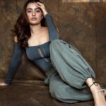 Rukshar Dhillon Instagram - When you take baithe baithe kya karein karna hai kuch kaam too seriously🙈☺️ @pranil_chintewar @bhargavikallam @pixelperfectmakeup_visali