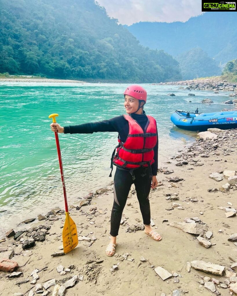 Rukshar Dhillon Instagram - Raftaar se aage badne ko tayaar💪🏻 #first #rafting #adventure2023 Rishikesh ऋषिकेश