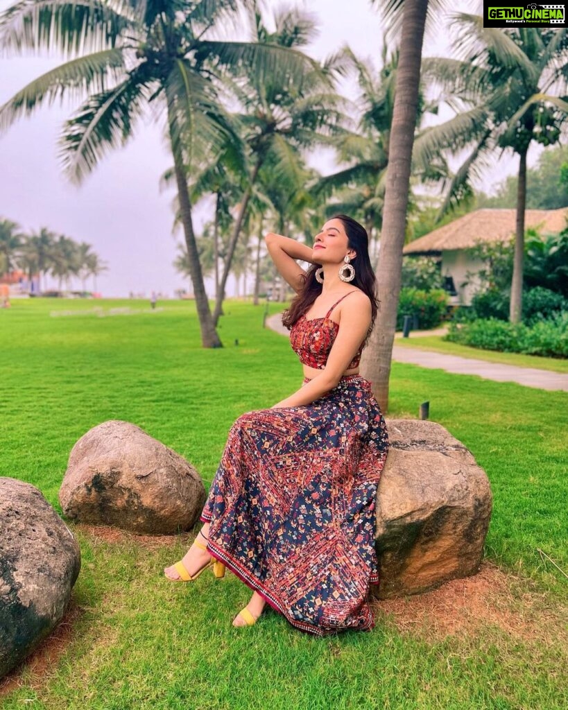 Rukshar Dhillon Instagram - Tropical vibes🌴 @shefalideora_ @saundhindia @labelpoojarohra