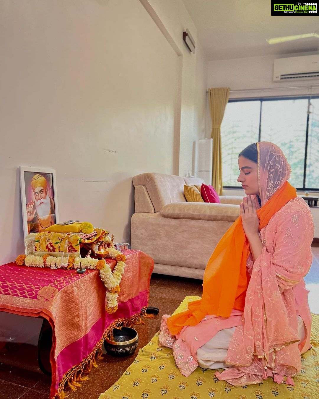 Rukshar Dhillon Instagram - Gurupurab Diyaan Lakh Lakh Vadaiyaan✨ Kept Paath and Langar for the first time in my own house in bombay. Thanks to all these lovely people to come & celebrate this beautiful day. One of your happiest baccha today Wahe Guru. Shukr mere daata🙏🏻♥️ Satnam Wahe Guru🙏🏻 #gurpurab #gurunanakdevji #gurunanakjayanti #langar #sewa #love #light #blessed