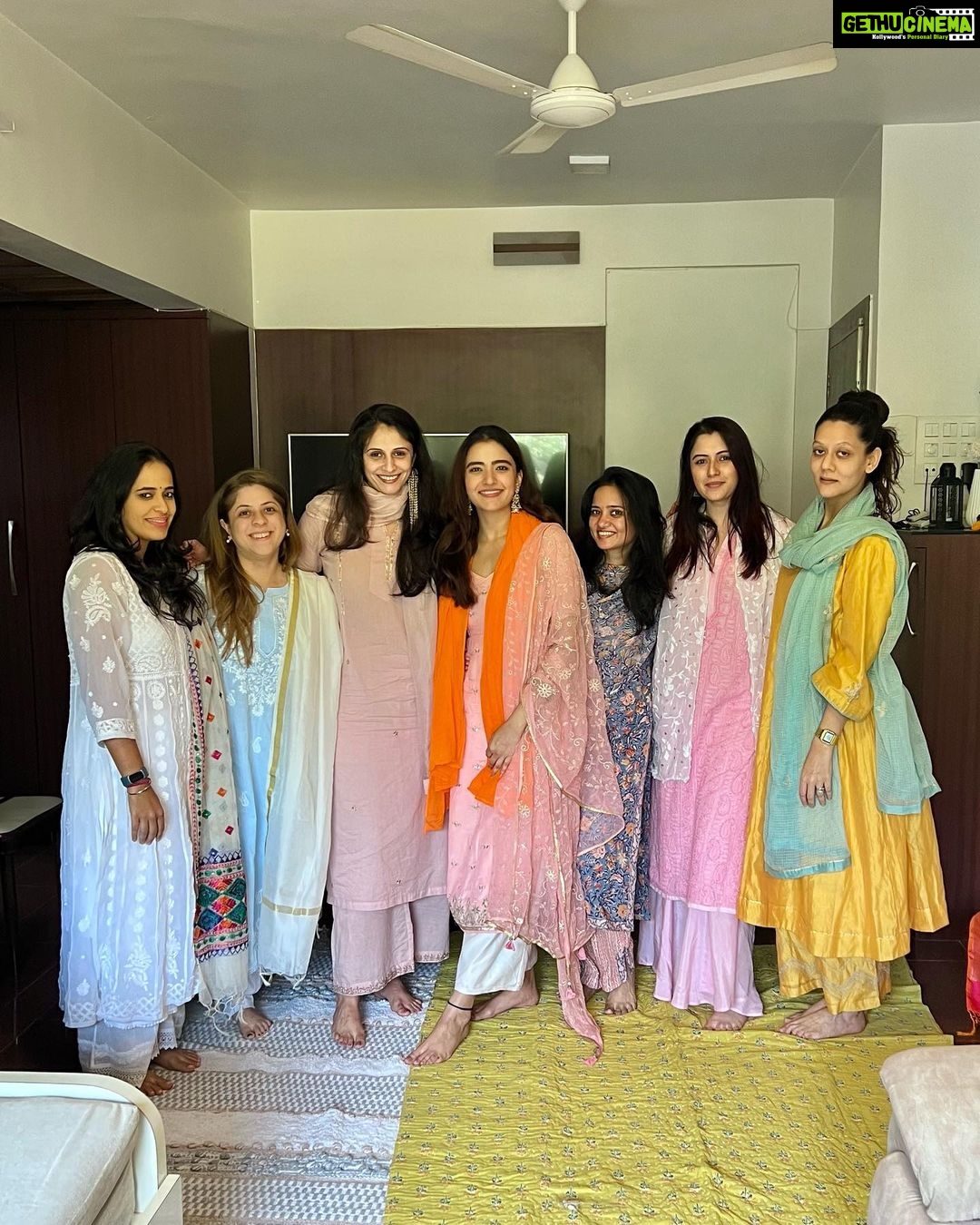 Rukshar Dhillon Instagram - Gurupurab Diyaan Lakh Lakh Vadaiyaan✨ Kept Paath and Langar for the first time in my own house in bombay. Thanks to all these lovely people to come & celebrate this beautiful day. One of your happiest baccha today Wahe Guru. Shukr mere daata🙏🏻♥️ Satnam Wahe Guru🙏🏻 #gurpurab #gurunanakdevji #gurunanakjayanti #langar #sewa #love #light #blessed