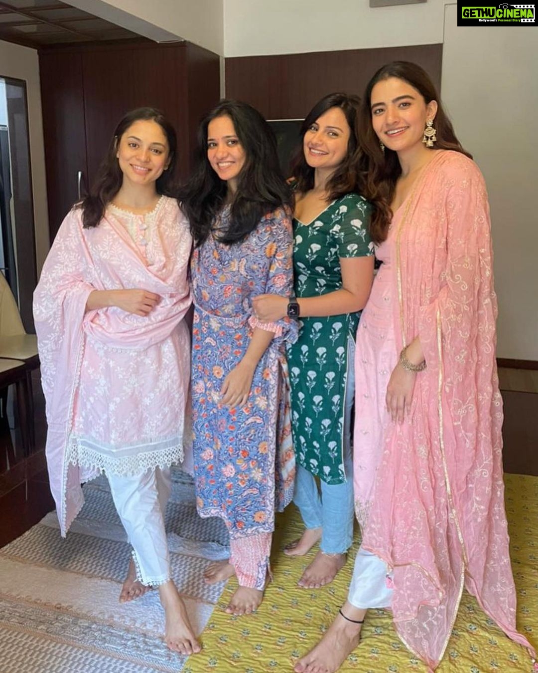 Rukshar Dhillon Instagram - Gurupurab Diyaan Lakh Lakh Vadaiyaan✨ Kept Paath and Langar for the first time in my own house in bombay. Thanks to all these lovely people to come & celebrate this beautiful day. One of your happiest baccha today Wahe Guru. Shukr mere daata🙏🏻♥️ Satnam Wahe Guru🙏🏻 #gurpurab #gurunanakdevji #gurunanakjayanti #langar #sewa #love #light #blessed
