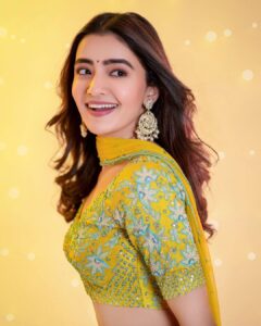 Rukshar Dhillon Instagram - 1.Strike a pose 💁🏼‍♀️
2.Did someone say ladoo😃

@pranil_chintewar @talashahyderabad @bhargavikallam @vijjireddyskht

#lightup #festival #diwali #festiveseason