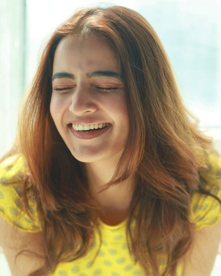 Rukshar Dhillon Instagram - Wrapping up my weekly dose of laughter and self reflection, without any filter🌻♥️ 📸- @advait_vaidya