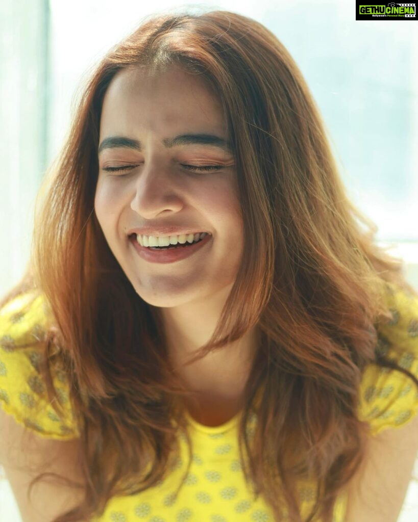 Rukshar Dhillon Instagram - Wrapping up my weekly dose of laughter and self reflection, without any filter🌻♥️ 📸- @advait_vaidya